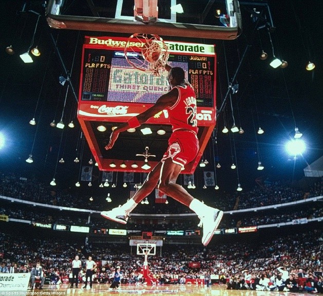 Jordan khiến cả thế giới phải dõi theo từng bước chạy, từng bước nhảy của mình tại NBA Slam Dunk Contest 1988, khi Jordan và Dominique Wilkins có một cuộc đọ sức vô cùng căng thẳng qua từng cú dunk.
